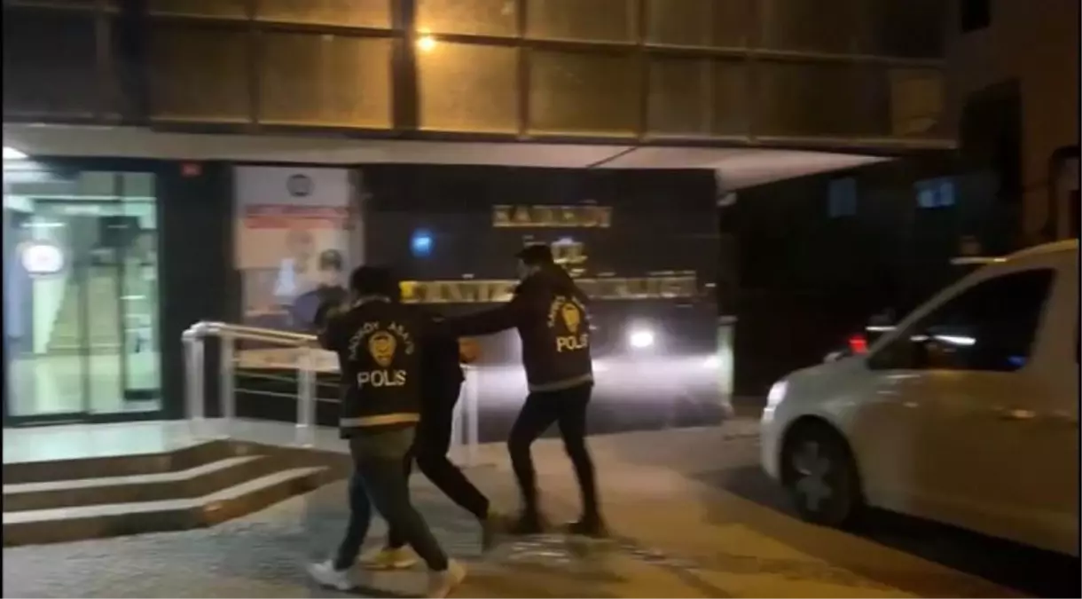 Kadıköy'de Taraftarlar Arasında Silahlı Kavga: 1 Yaralı