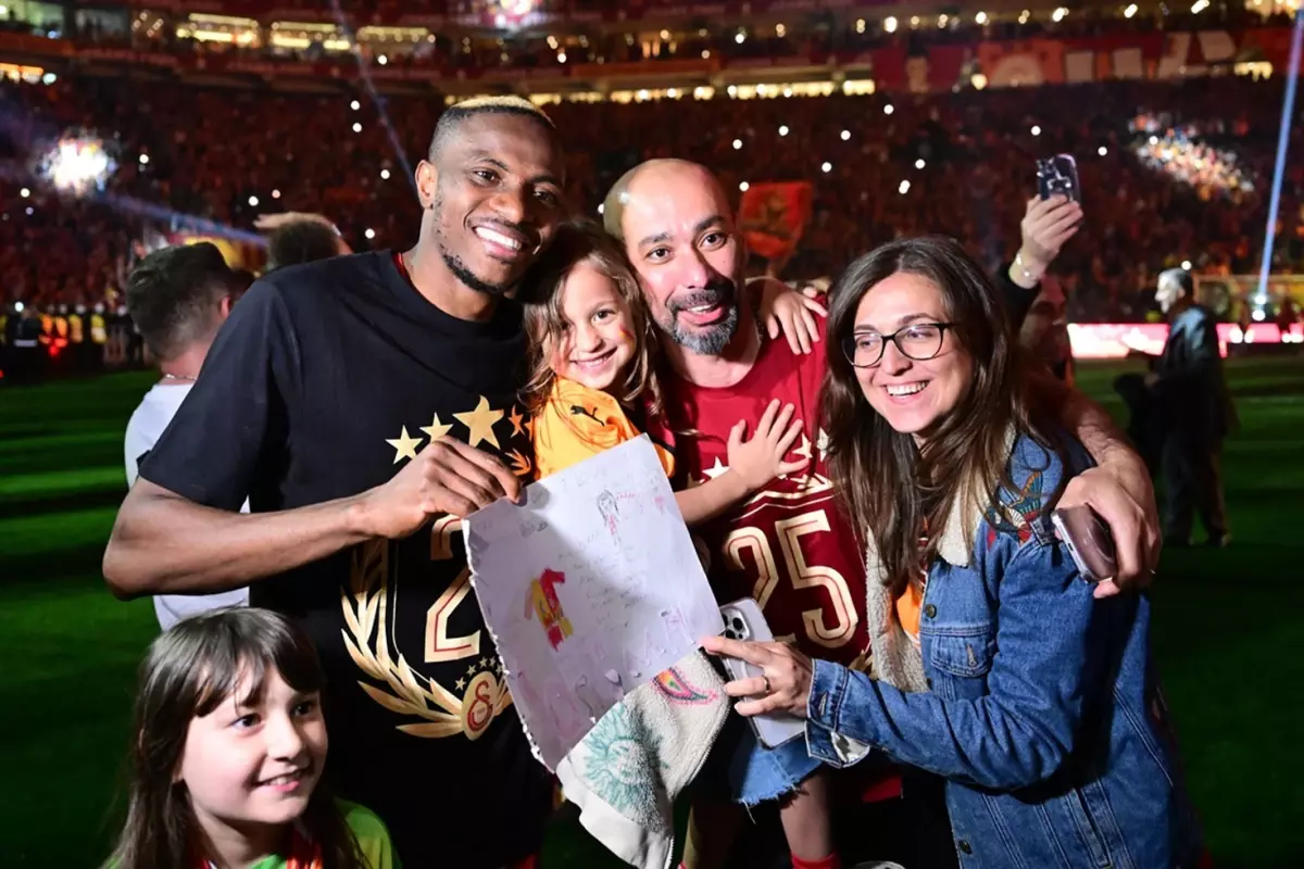 Kararını en yakınına açıkladı: Osimhen Galatasaray'da kalmaya daha yakın