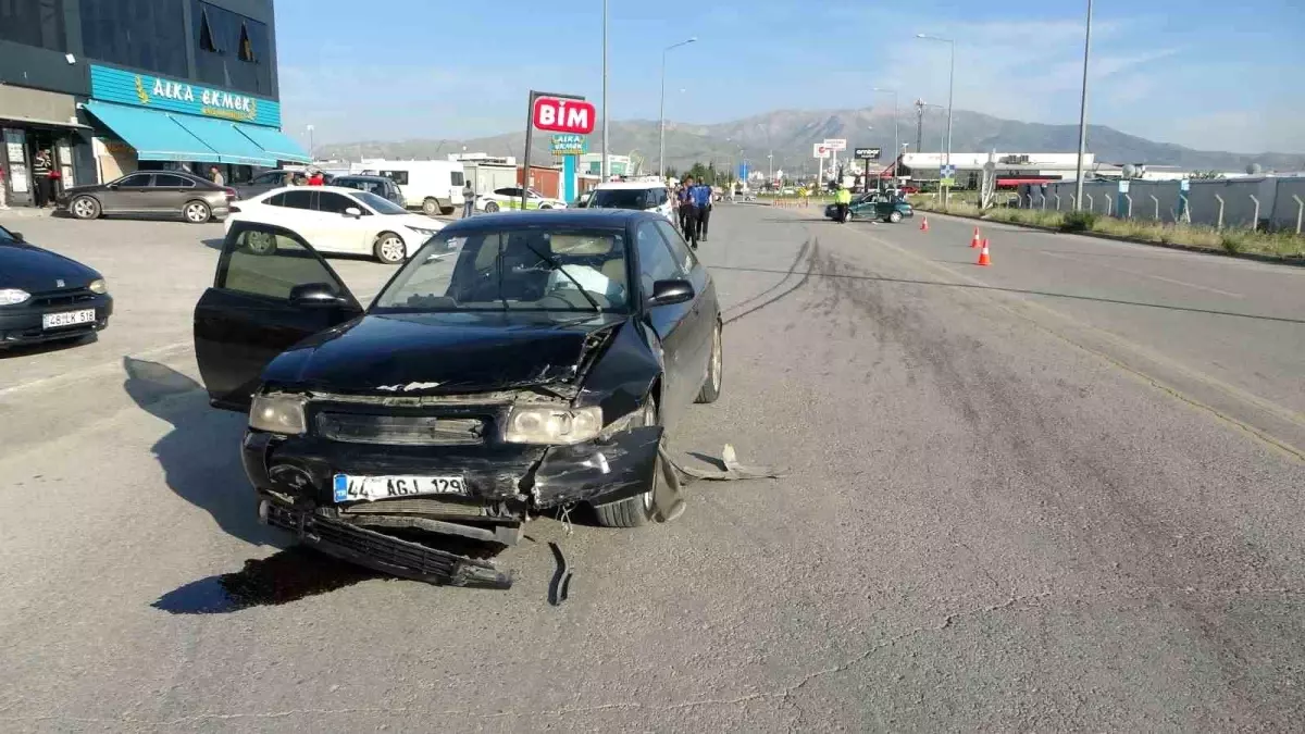 Malatya'da Trafik Kazası: Yaralı Sürücü Hastanede, Diğer Sürücü Kayıplarda