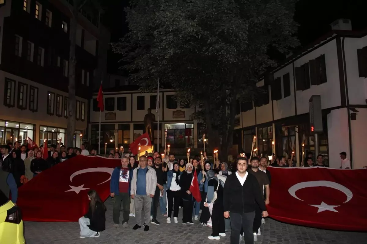 Kemaliye'de 19 Mayıs Coşkusu: Fener Alayı ve Gençlik Yürüyüşü Düzenlendi