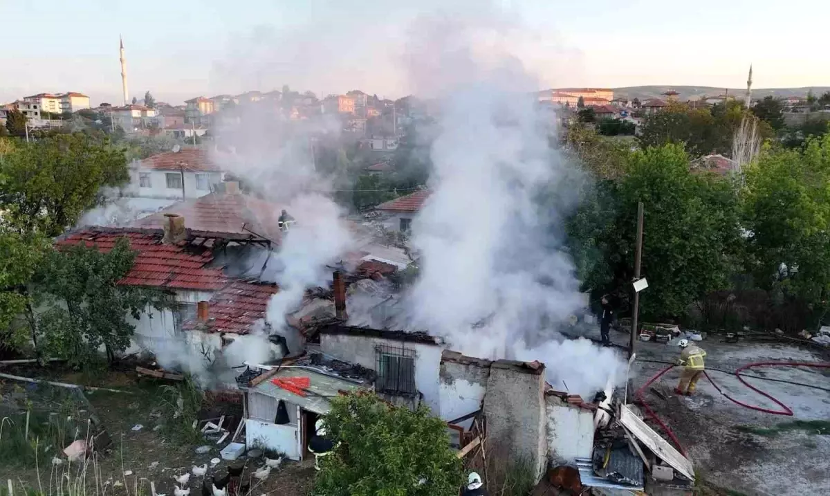 Kırıkkale'de Yangın: Bitişikteki Eve Sıçradı