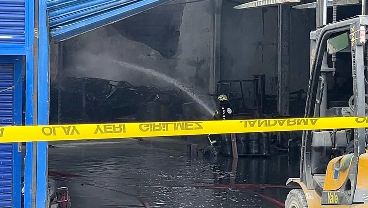 Kocaeli'de Boya Fabrikasında Yangın Kontrol Altına Alındı