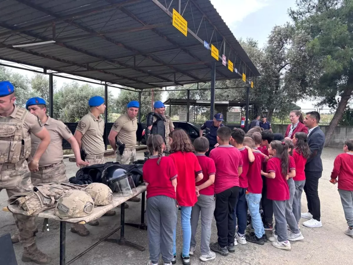 Öğrenciler Jandarma Komutanlığı'nı Ziyaret Etti