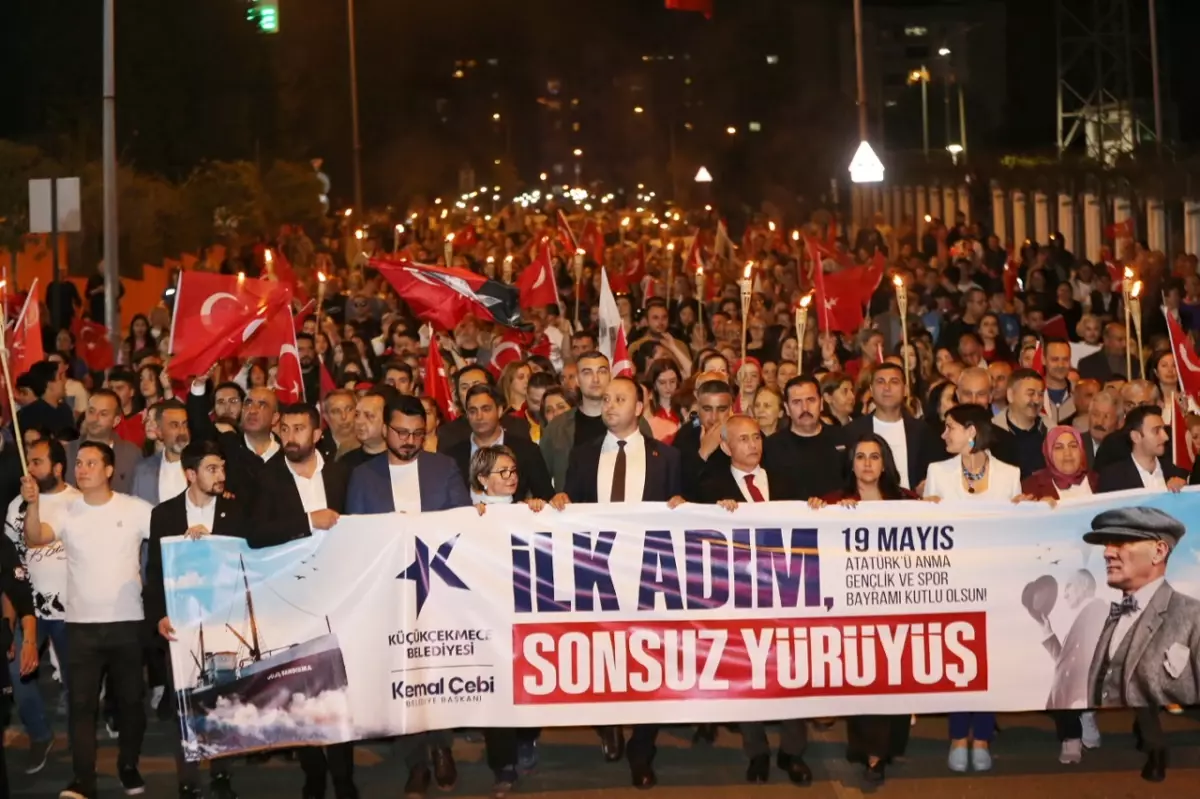 Küçükçekmece'de 19 Mayıs Coşkusu: Gençlik Yürüyüşü ve Kutlamalar