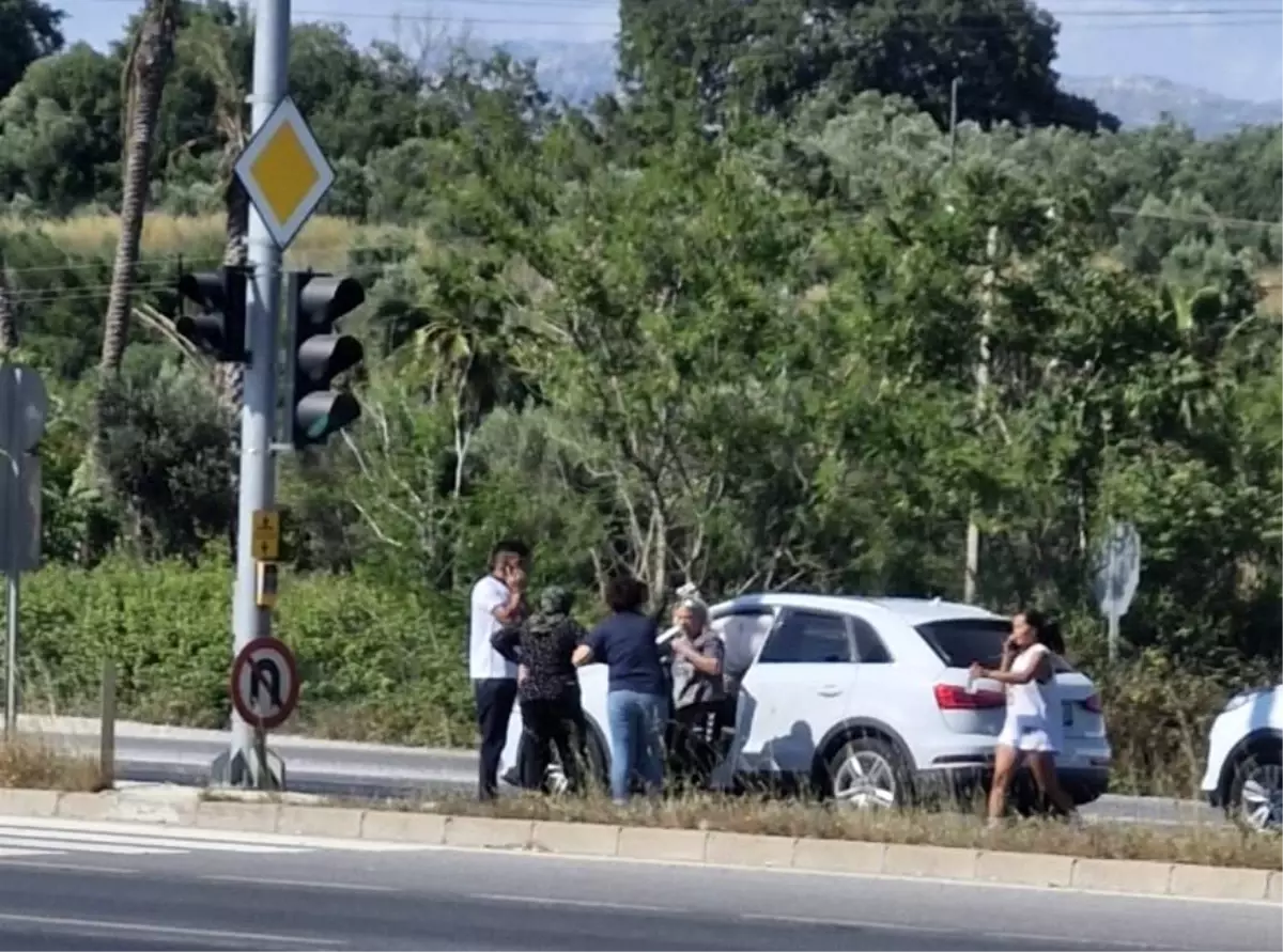Manavgat'ta Kırmızı Işıkta Duran Kamyonete Çarpan Otomobilde 3 Yaralı
