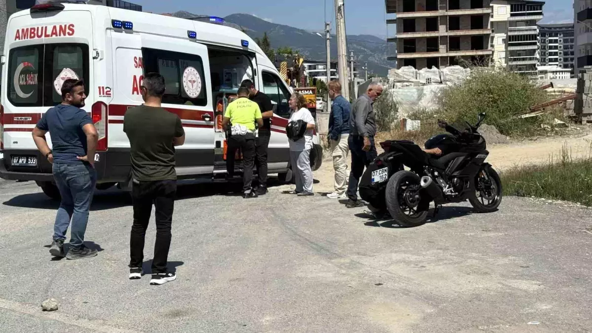 Gazipaşa'da Motosiklet ve Otomobil Çarpıştı, Bir Kişi Yaralandı