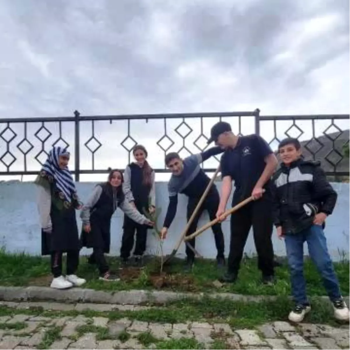 Öğrenciler Tabiat Sevgisi için Fidan Dikiyor