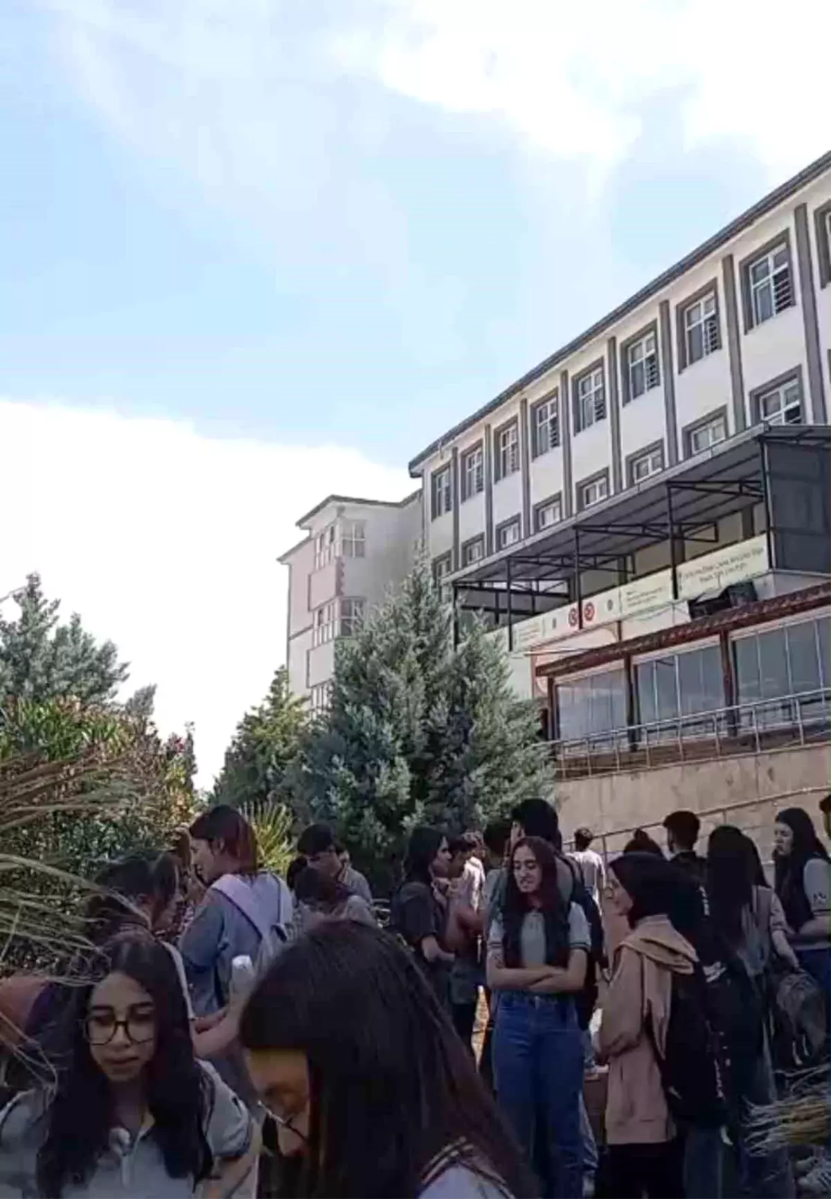 Adıyaman'da Lise Binasında Yangın Korkuttu