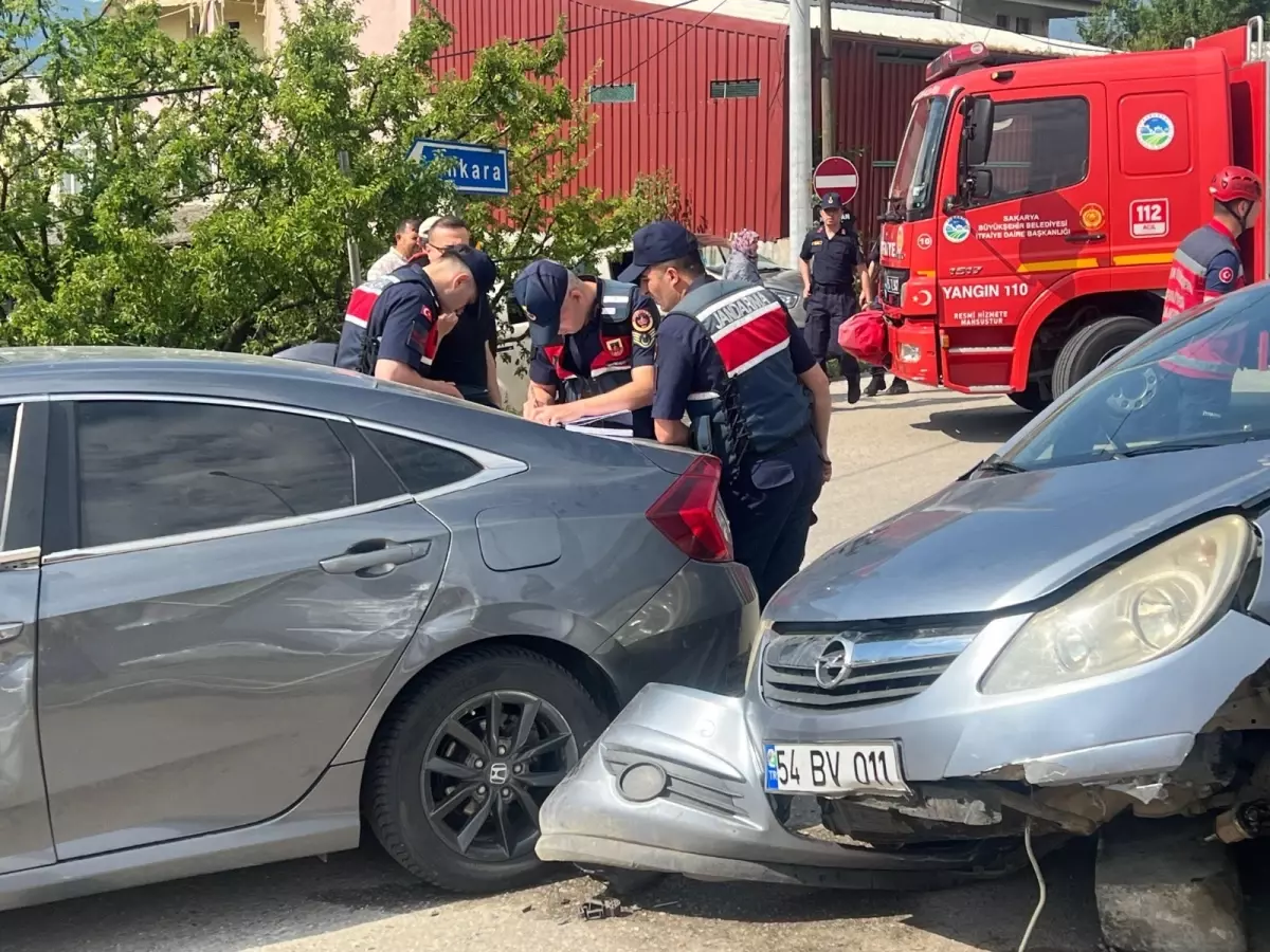 Sakarya'da İki Otomobil Çarpıştı: 4 Kişi Yaralandı