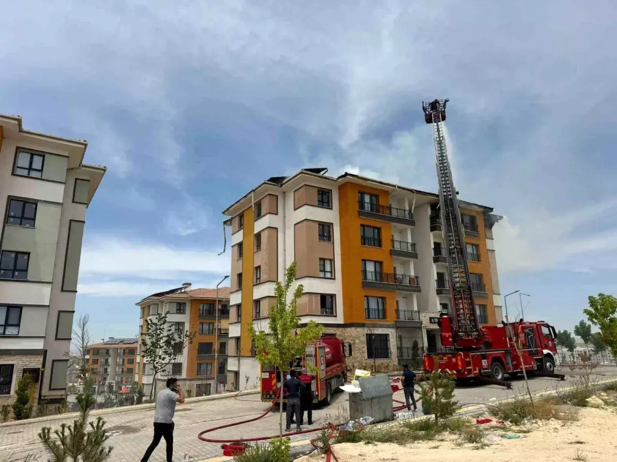 Şanlıurfa'da 5 Katlı Binada Yangın: Kontrol Altına Alındı