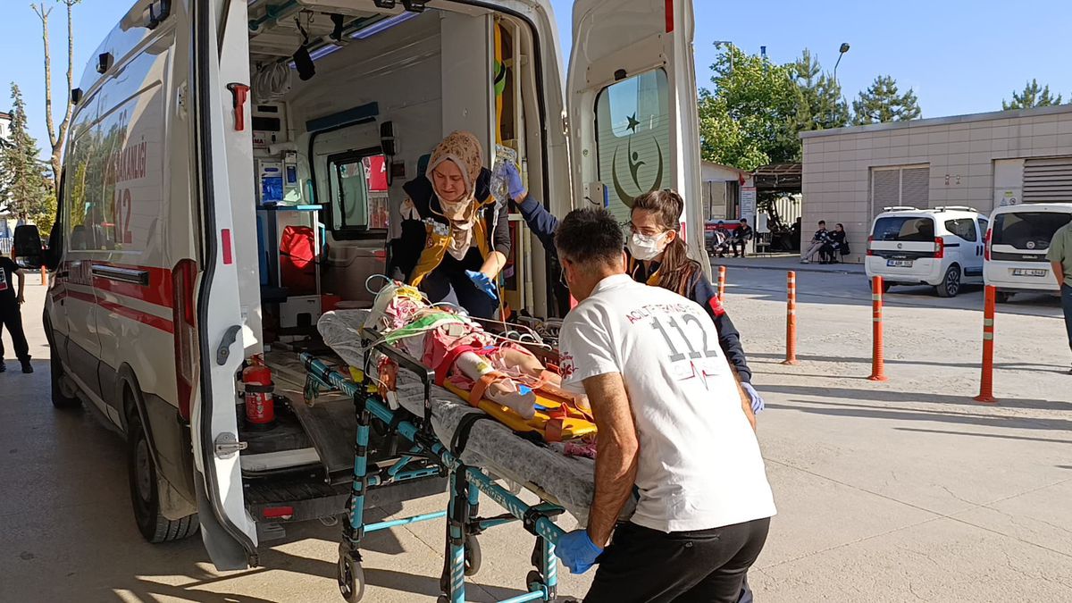 Traktörün Altında Kalan 7 Yaşındaki Kız Ağır Yaralandı