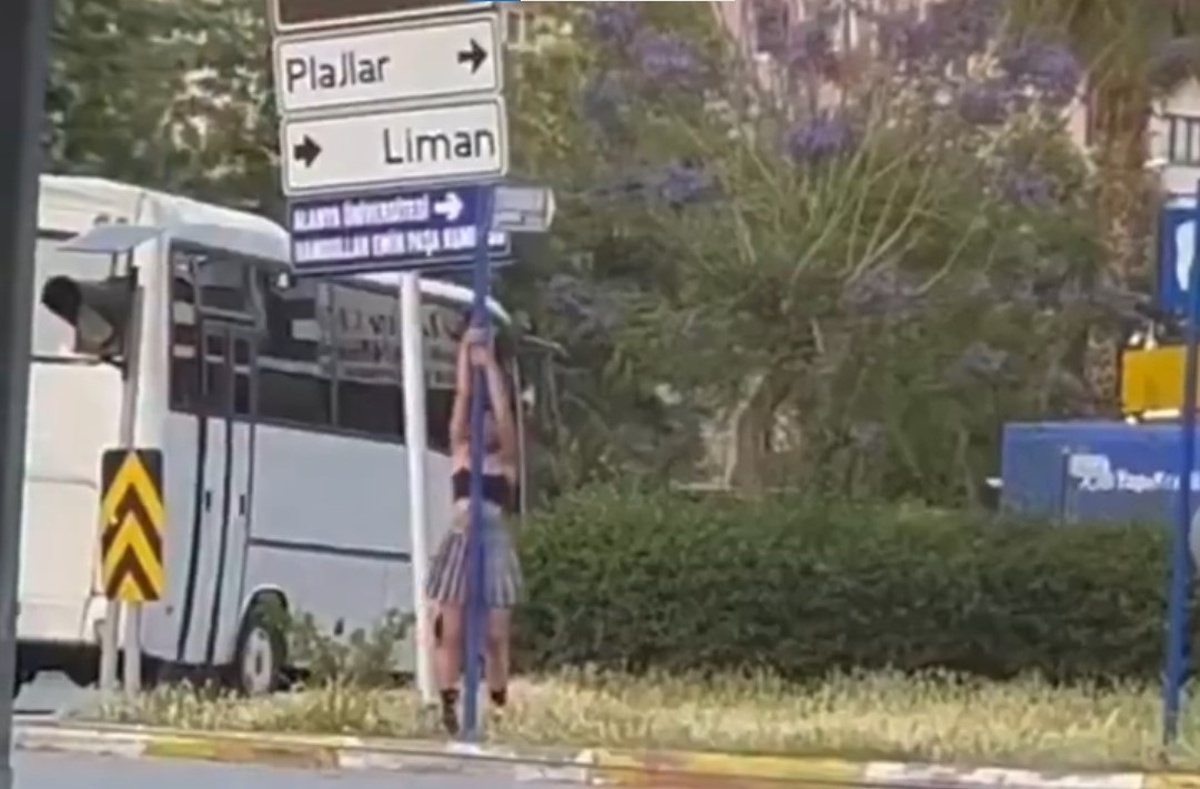 Trafikteki yön levhasında direk dansı yaptı