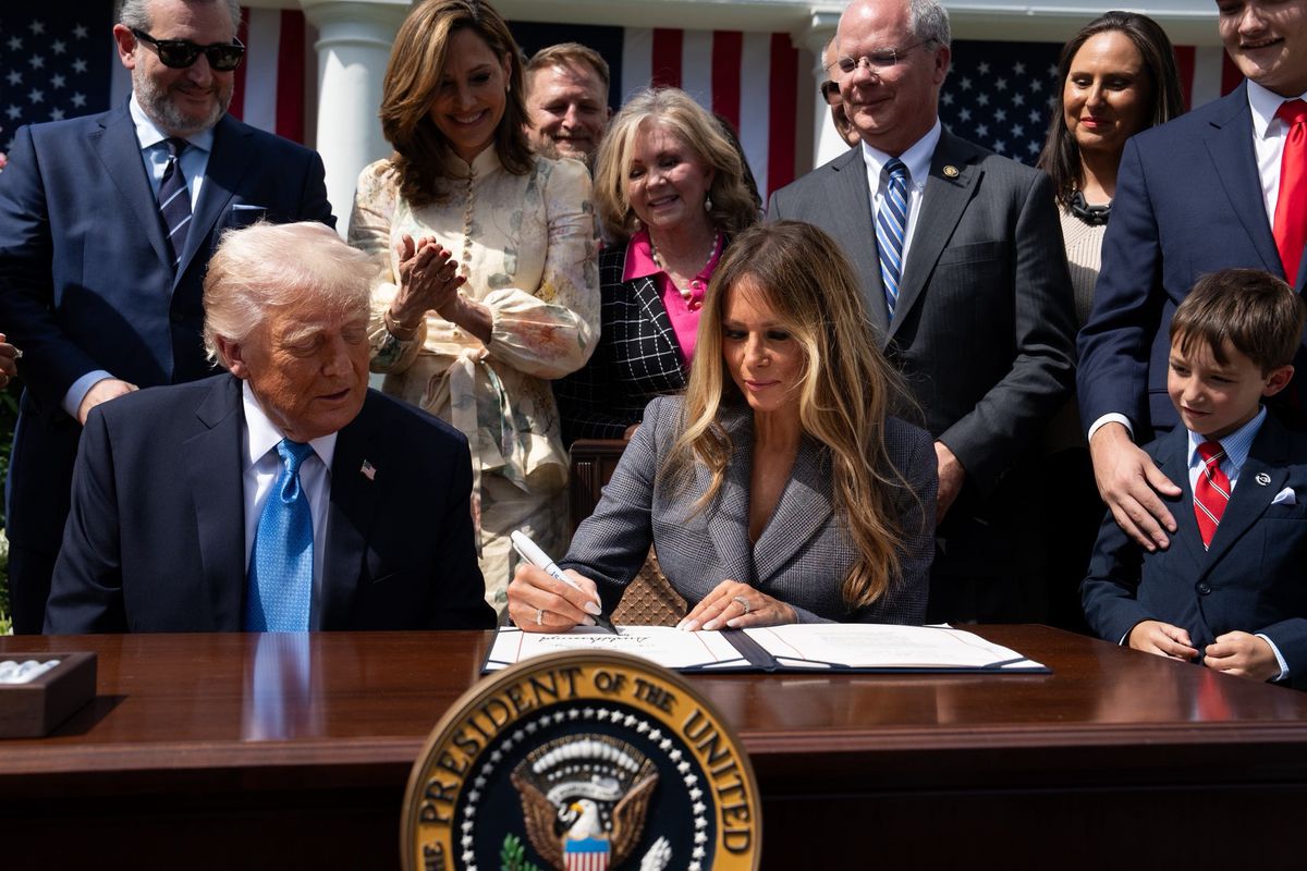 Trump, İnternetten Kaldır Yasası'nı İmzaladı