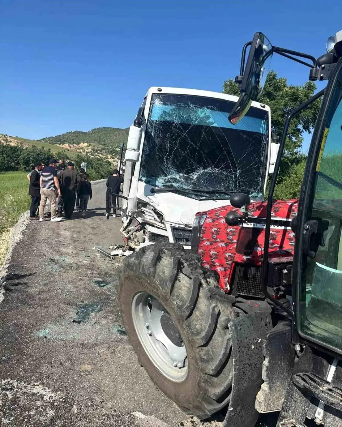 Tunceli'de Öğrenci Servisi ile Traktör Çarpıştı: 8 Yaralı