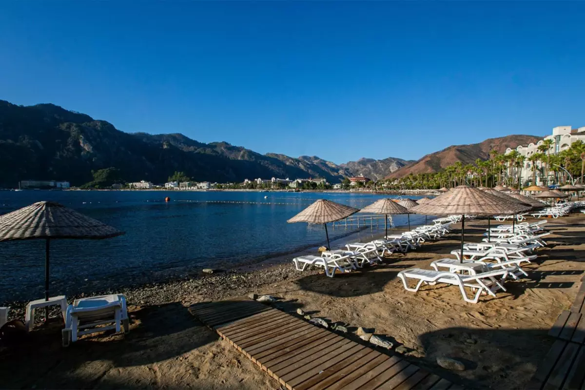 Bodrum Yalıkavak'ta lüksün ortasında halk plajı