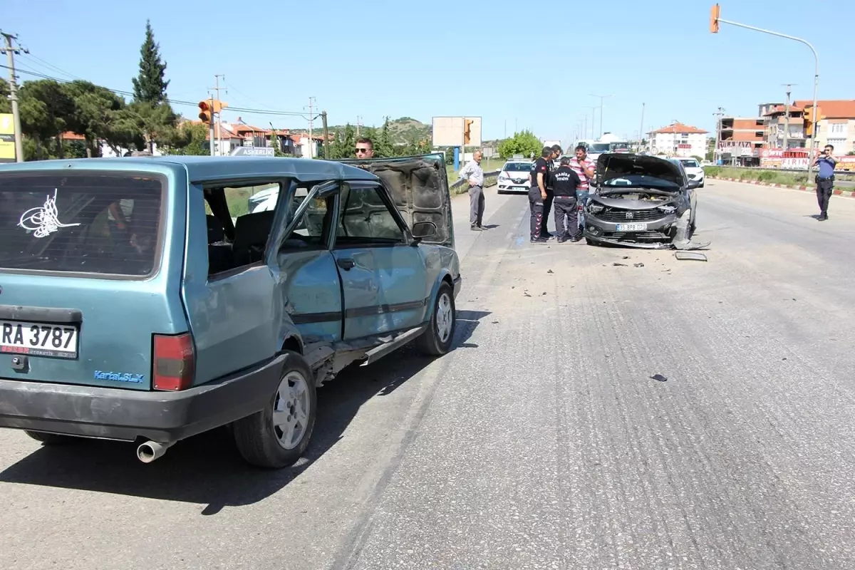 Manisa'da Işık İhlali Sonucu Trafik Kazası: Bir Yaralı