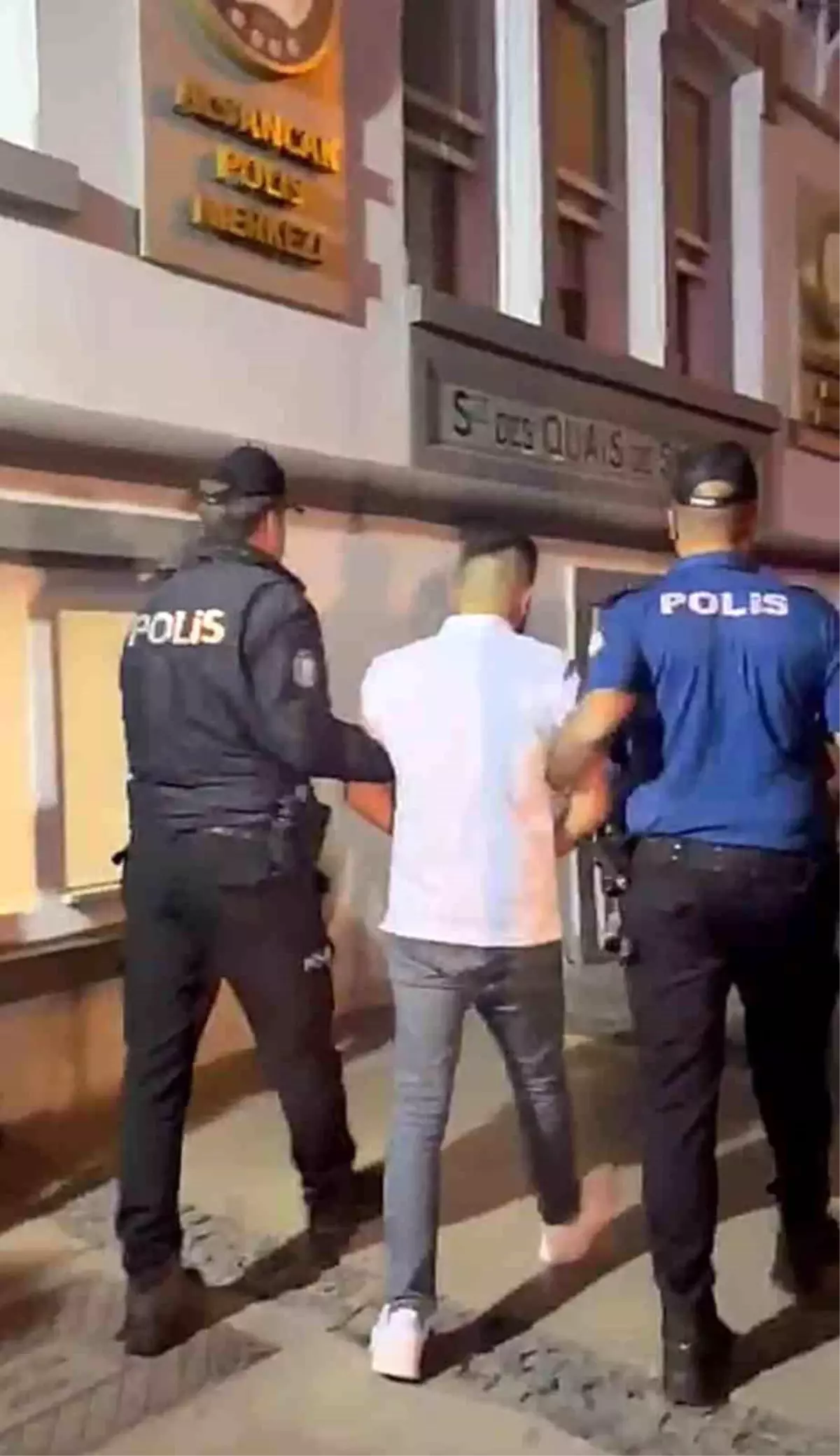 Cezaevi Kaçaklığı ve Hırsızlıktan Aranan Şahıs İzmir'de Yakalandı