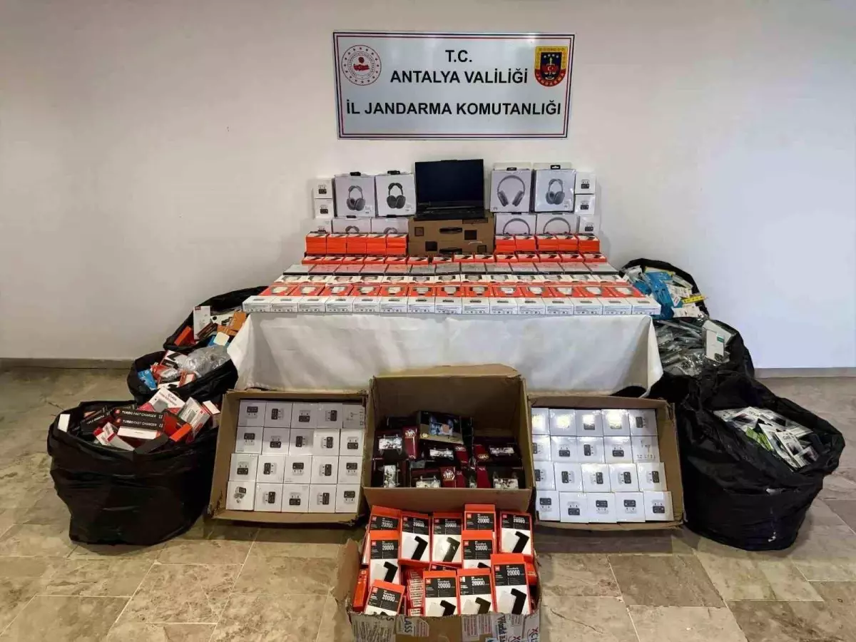 Antalya'da Kaçak Telefon Aksesuarı Operasyonu