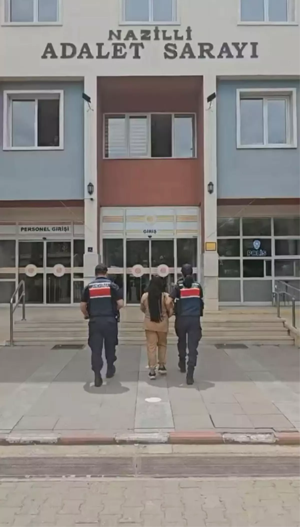 Hırsızlık Suçundan Aranan Kadın Yakalandı