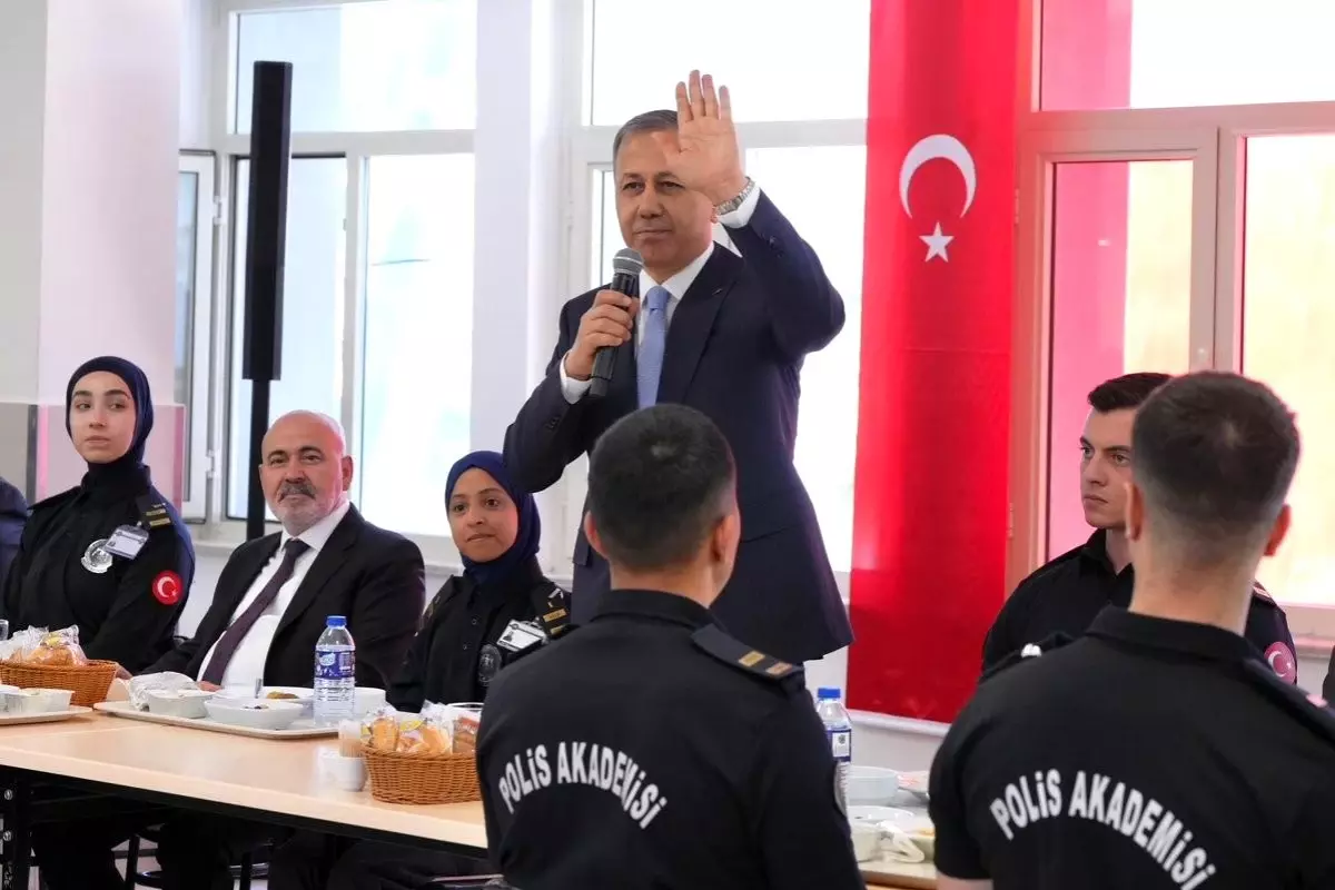 Bakan Yerlikaya, Polis Akademisi Öğrencileriyle Bir Araya Geldi