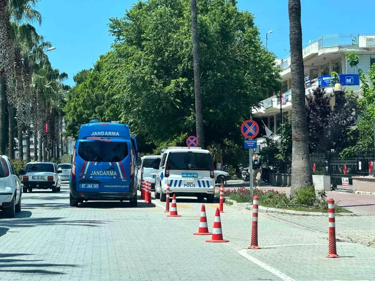 Antalya'da Sahte Kimlik ile Düzensiz Göçmen Taşıyan Sürücü Gözaltına Alındı