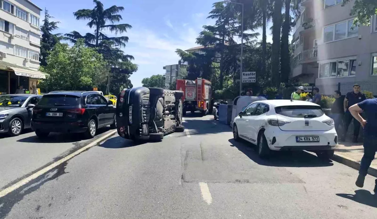 İstanbul Beşiktaş'ta Kaza: Otomobil Park Halindeki Araca Çarparak Yan Yattı