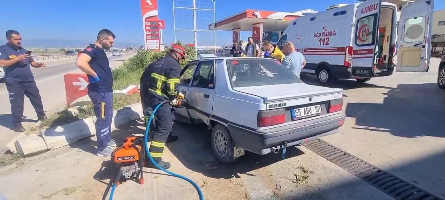 Amasya'da Bordür Taşına Çarpan Otomobilin Sürücüsü Yaralandı