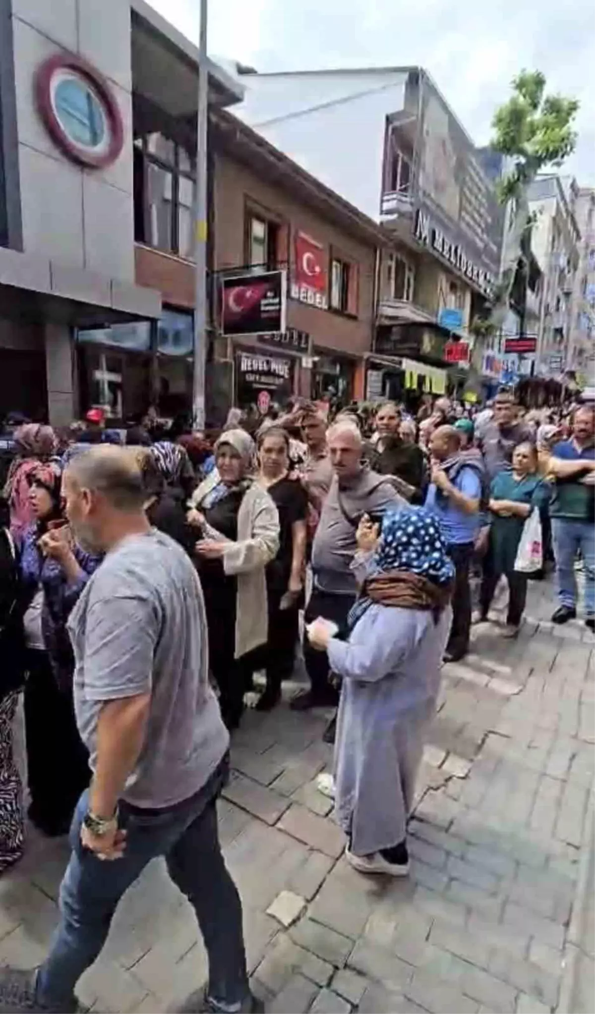 Karacabey'de Mağaza Çekilişi Büyüledi, Uzun Kuyruklar Oluştu