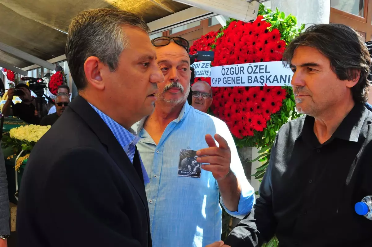 Cemre Öğren'in Cenaze Törenine CHP Lideri Özgür Özel Katıldı