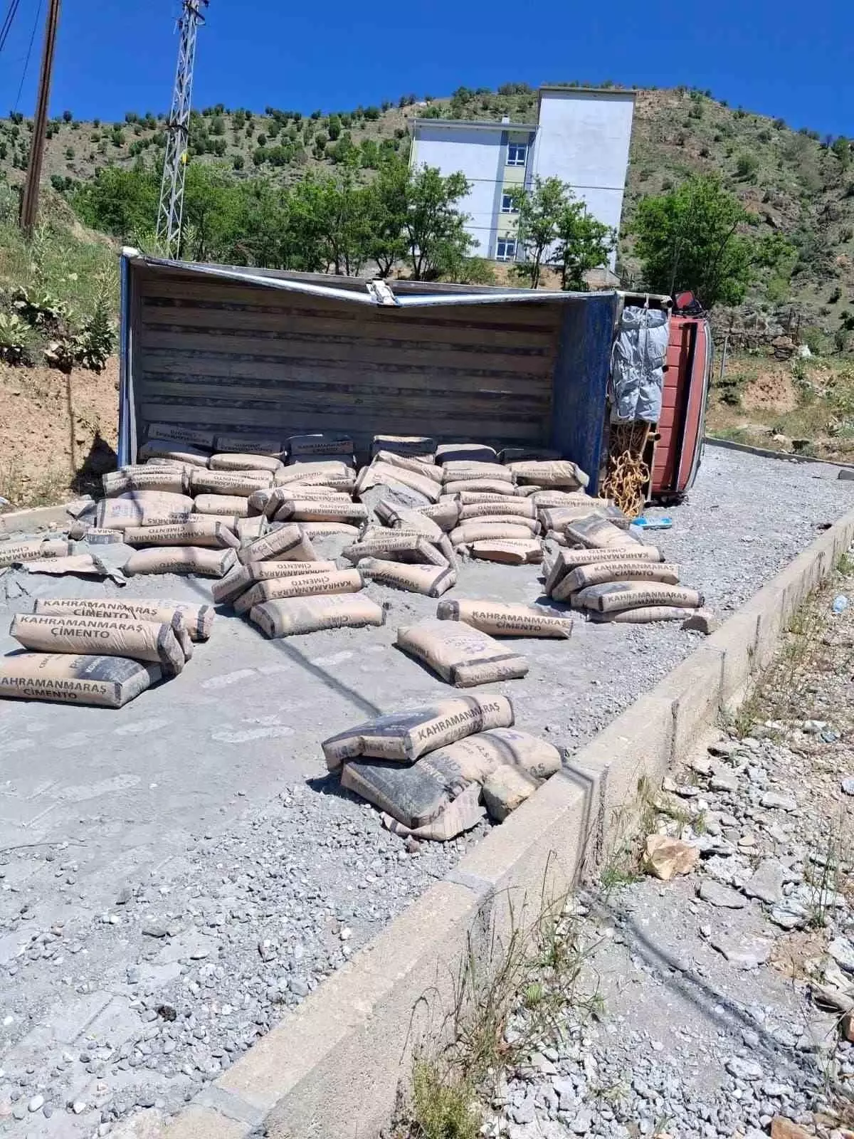 Adıyaman'da Çimento Yüklü Kamyonun Devrilmesi Sonucu 1 Yaralı