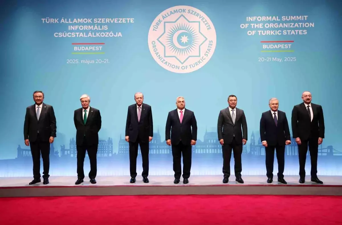 Cumhurbaşkanı Erdoğan, Türk Devletleri Teşkilatı Zirvesi'nde aile fotoğrafına katıldı