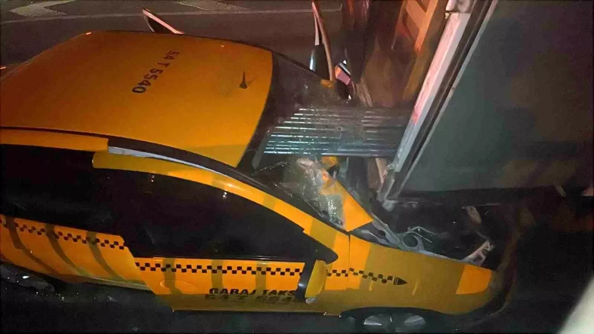 Sakarya'da Feci Kaza: Taksinin Sürücüsü Hayatını Kaybetti