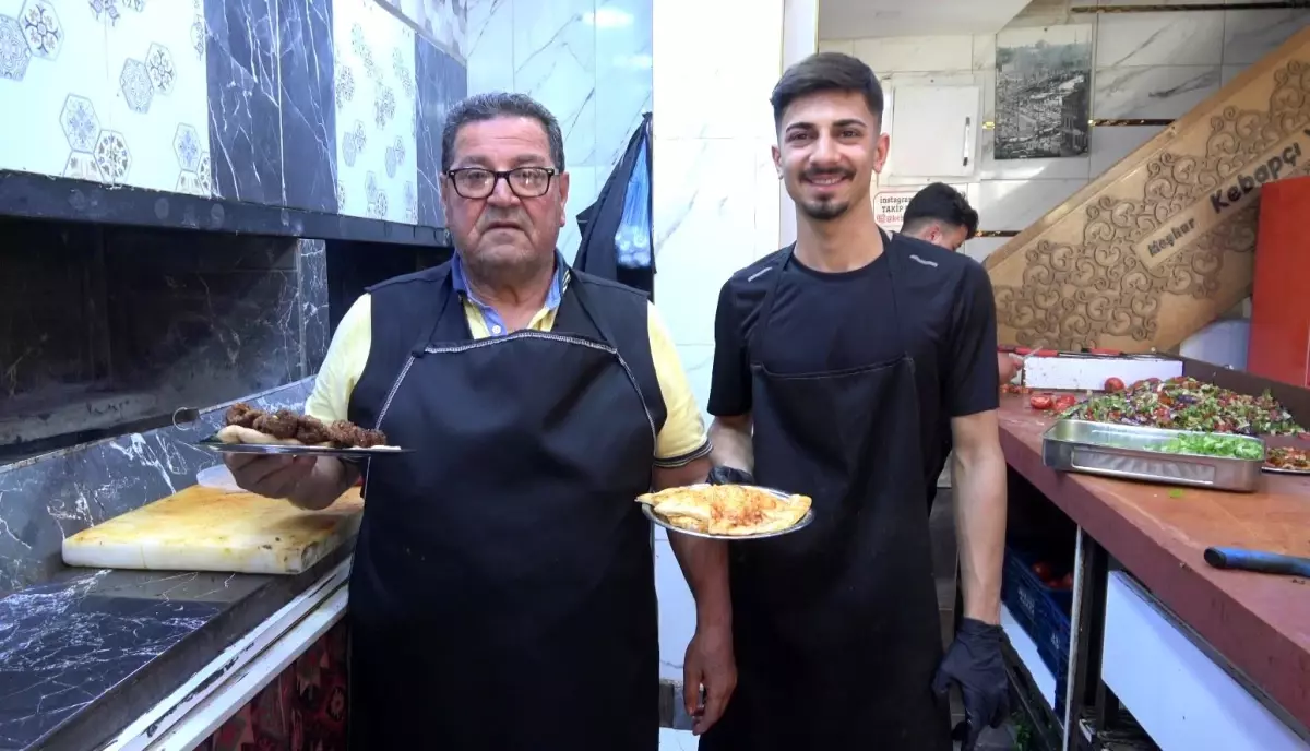 Kilis'te 44 Yıllık Kebap Geleneği: Yaşar Usta ve Torunu Enes