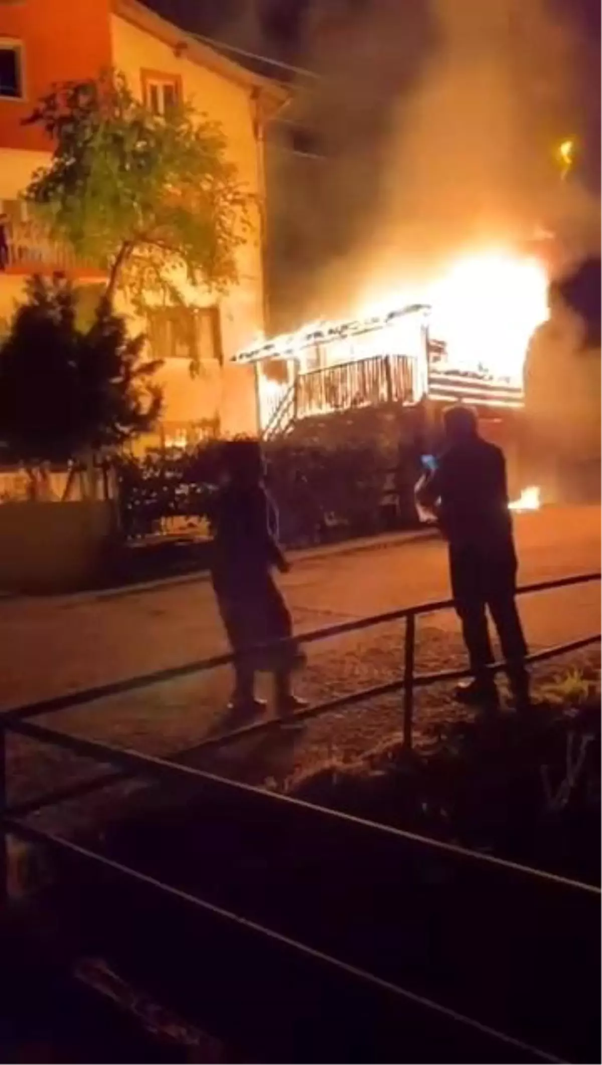 Karabük'te Garajda Yangın Çıktı, İtfaiye Hızla Müdahale Etti
