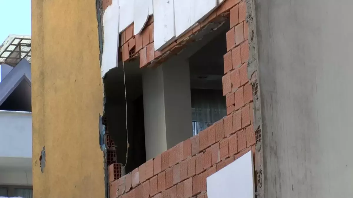 Fatih'te Kentsel Dönüşüm Çalışmaları Sırasında Duvar Hasarı