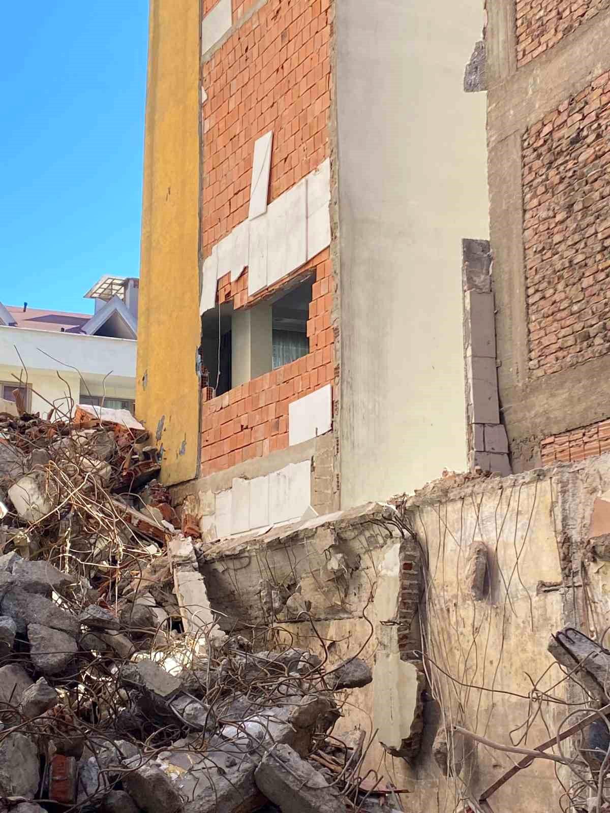 Fatih'te Yıkım Sırasında Moloz Düşmesi Panik Yarattı