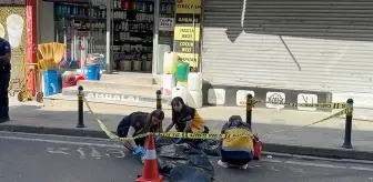 Fenalaşarak yola düşen yayayı servis minibüsü ezdi