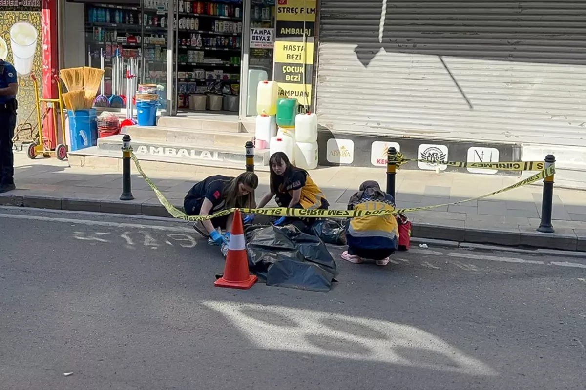 Fenalaşarak yola düşen yayayı servis minibüsü ezdi