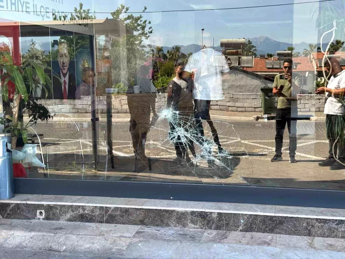 Fethiye'de AK Parti İlçe Başkanlığına Taşlı Saldırı