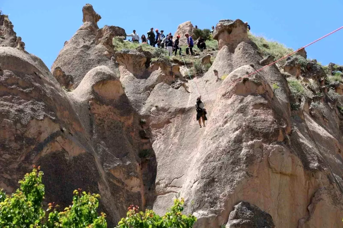 Nevşehir'de Sıcak Hava Balonuyla Mahsur Kalan Turistler Kurtarılıyor