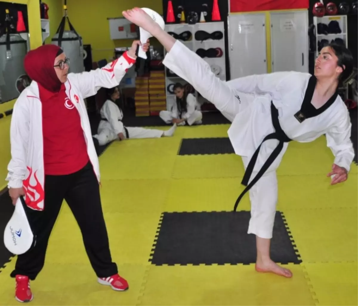Kars'ta Genç Kızlar Tekvando ile Kendilerini Savunmayı Öğreniyor
