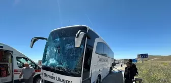 Kırıkkale'de Yolcu Otobüsü PTS Direğine Çarptı: 2 Yaralı