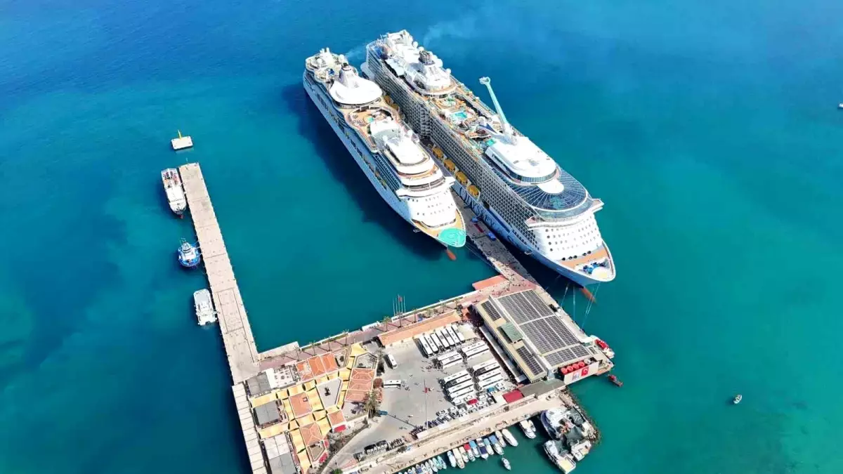 Kuşadası'na İki Kruvaziyerle 6 Bin 409 Turist Geldi