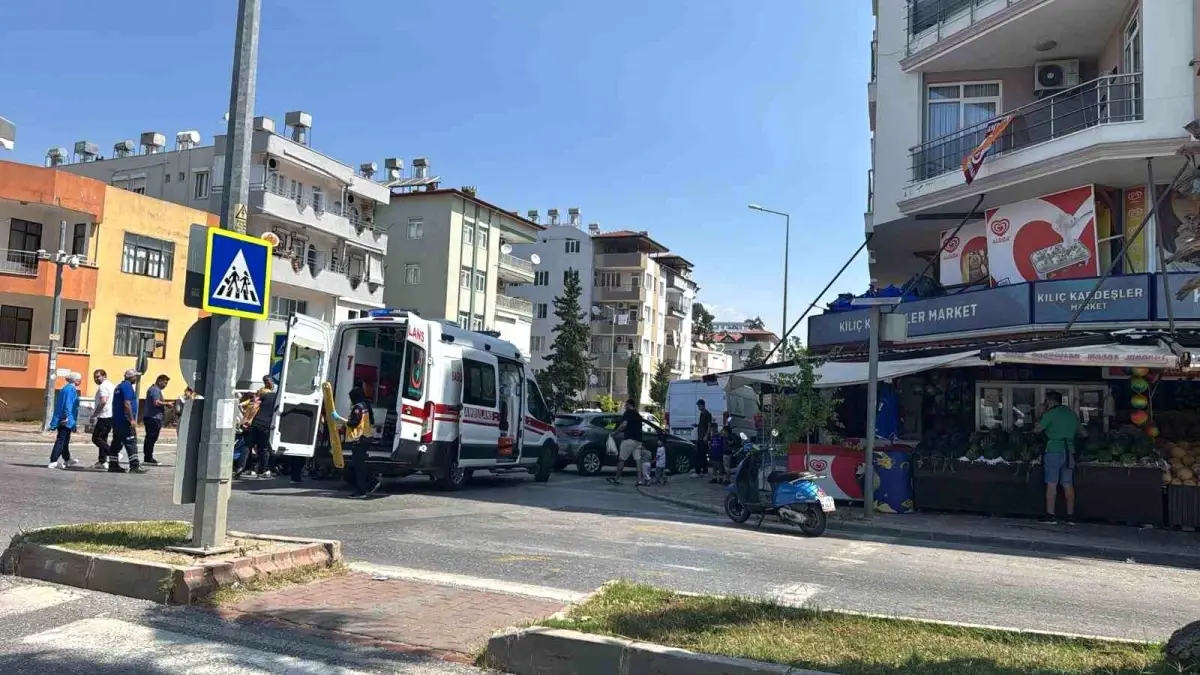 Manavgat'ta Motosiklet ve Otomobil Çarpıştı: 1 Yaralı
