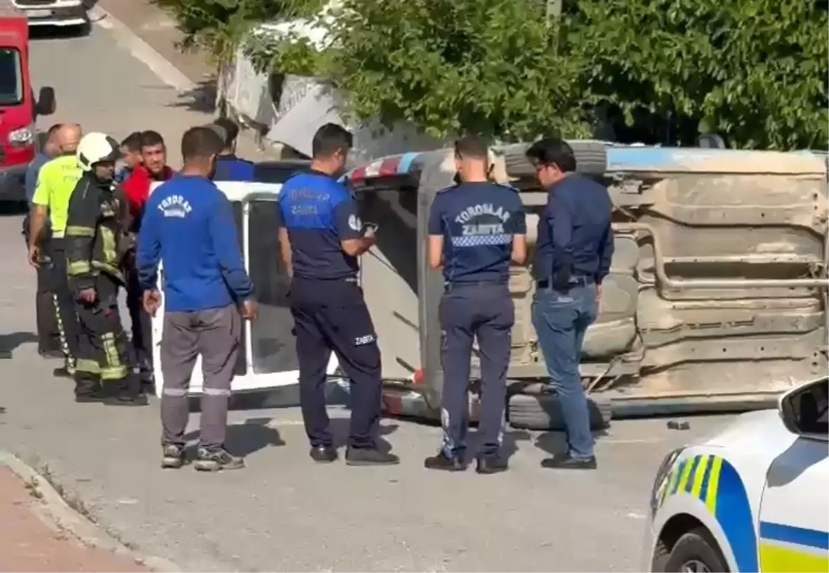Mersin'de Motosiklet Sürücüsü Zabıta Aracına Çarptı: 2 Yaralı