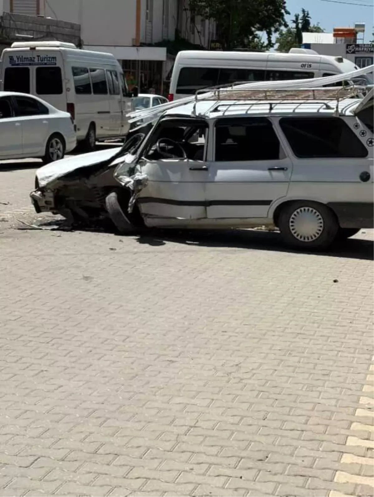 Minibüs ile otomobil çarpıştı