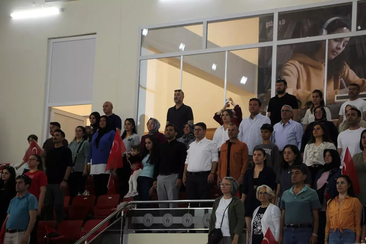 Kula'da Gençlik Haftası Kapsamında Yüzme Yarışmaları Düzenlendi