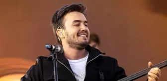 Mustafa Ceceli, mağaza açılışında sevenleriyle buluştu