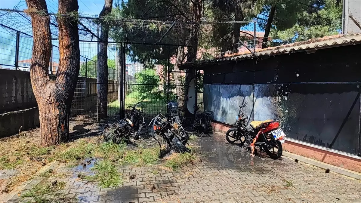 Bursa'da Motosiklet Yangını: 6 Araç Yanarak Zarar Gördü
