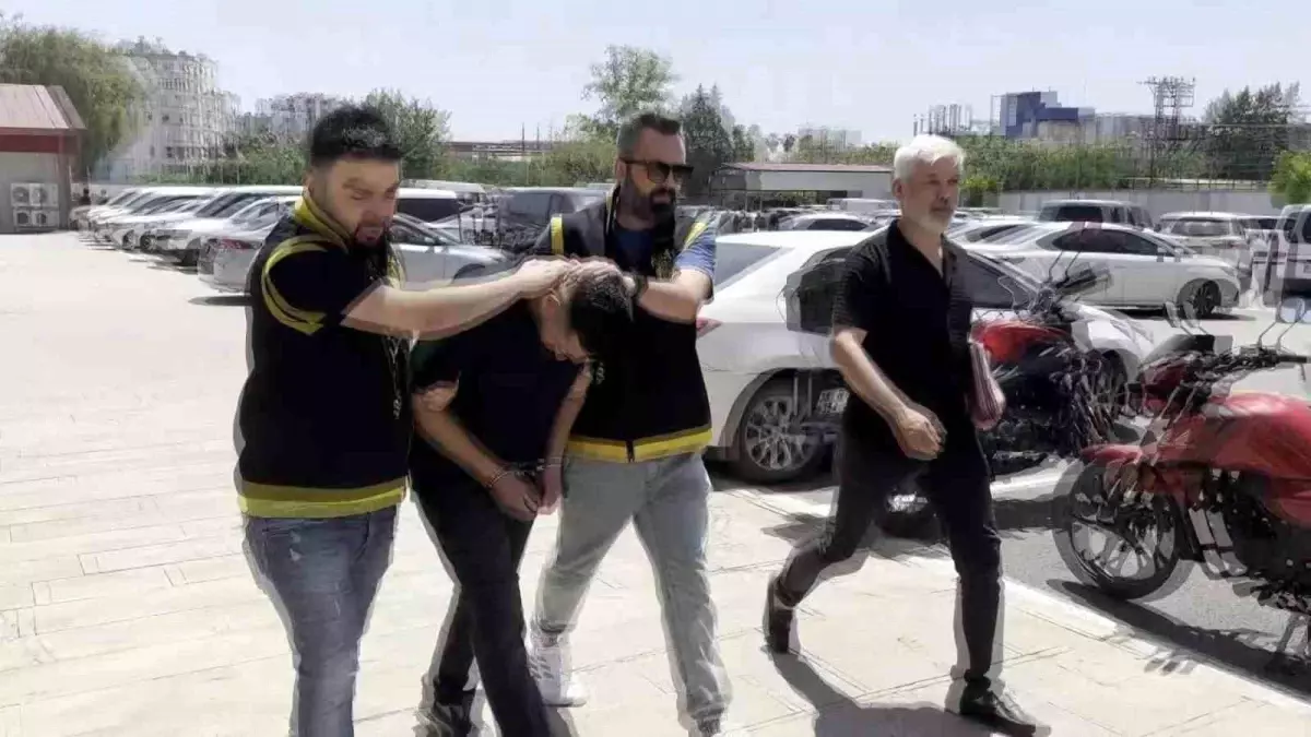 Adana'da Mezarlıkta Hırsızlık Yapan Şüpheli Polis Kovalamacasıyla Yakalandı